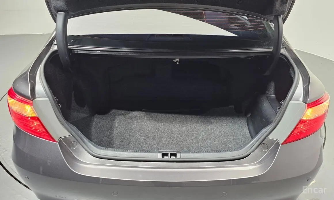 Toyota New Camry Hybrid LE